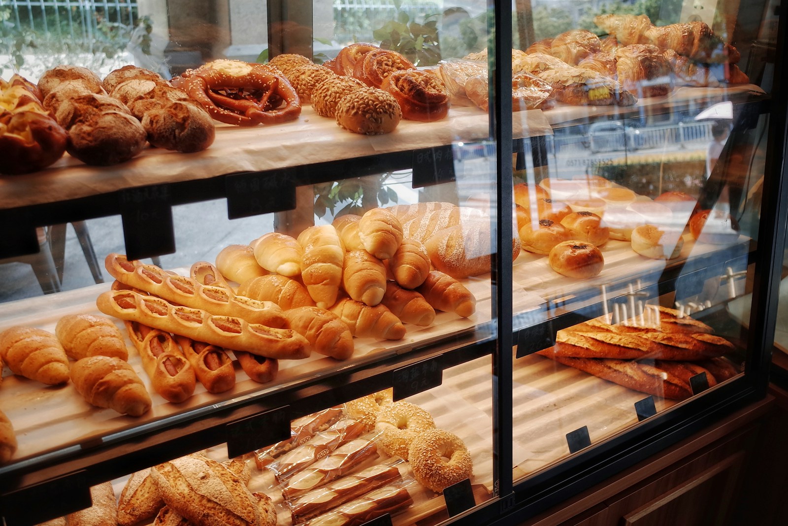 Brot und frische Backwaren in der Auslage einer Bäckerei