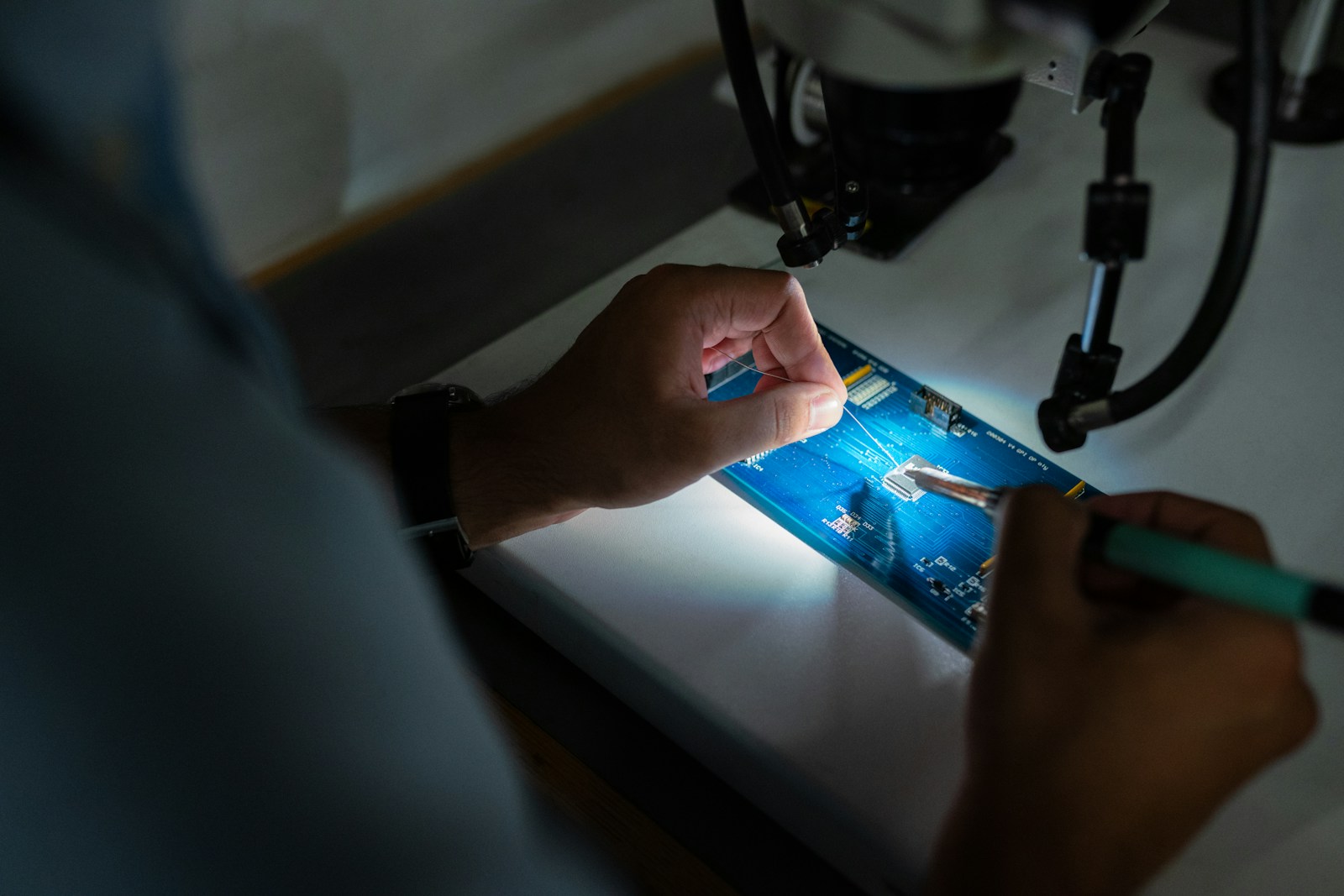Ingenieur bei der Arbeit an industrieller Technik